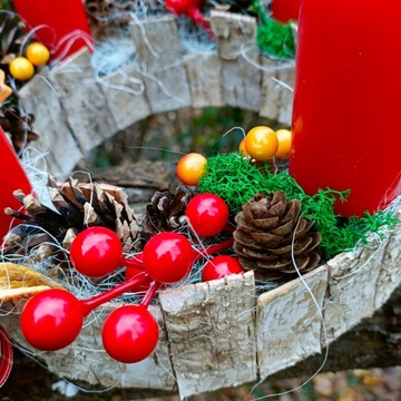 РОЖДЕСТВЕНСКОЕ ПЛАТЬЕ ДЛЯ РОЖДЕСТВЕНСКОГО СТОЛА, РОЖДЕСТВЕНСКИЙ ВЕНОК, ЧЕТЫРЕ СВЕЧИ