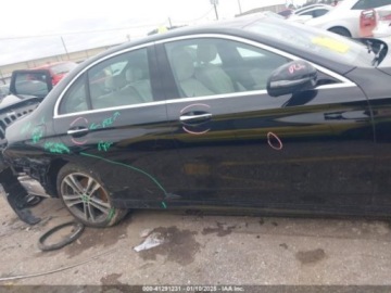 Mercedes Klasa E W213 2022 Mercedes-Benz Klasa E 2022r., 2.0L 2.0 Benzyna 255KM, zdjęcie 4