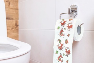 Забавный рождественский подарок, рулон туалетной бумаги, Санта-Клаус и упаковка.