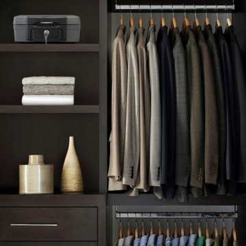 Огнестойкий и водонепроницаемый сейф формата А4.