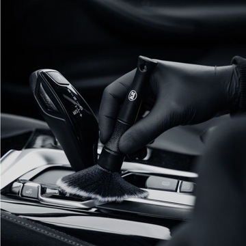 Кисть K2 PINO для внутренней отделки салона, нежная в салоне PIANO BLACK