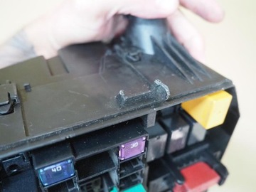 SKŘÍŇKA POJISTEK 2.4 PHEV MITSUBISHI OUTLANDER III