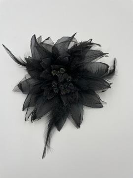 BROSZKA TKANINA KWIAT Z PIÓRAMI CZARNA