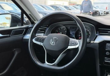 Volkswagen Passat B8 Variant Facelifting 1.5 TSI EVO 150KM 2022 Volkswagen Passat Reflektory LED FrontLane Assist ACC Salon PL FVAT23, zdjęcie 14