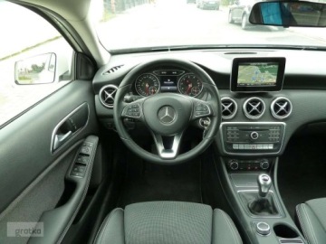 Mercedes Klasa A W176 Hatchback 5d Facelifting 160 102KM 2017 Mercedes-Benz Klasa A Mercedes-Benz Klasa A W176 160 BIALA PERLAXENONYLedy, zdjęcie 6