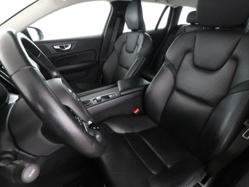 Volvo V60 I Kombi Facelifting 2.0 D4 DRIVE-E 190KM 2018 Volvo V60 2.0 D4 Automat Momentum Nawigacja, zdjęcie 12