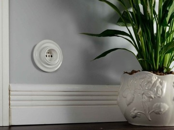 РОЗЕТКА ДЛЯ СКРЫТОГО МОНТАЖА КЕРАМИЧЕСКАЯ, БЕЛАЯ С РАМКОЙ 2GP03W