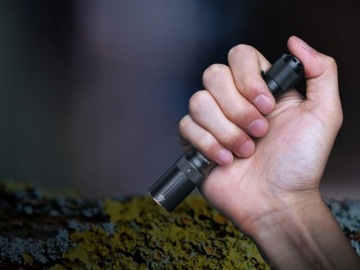 ТАКТИЧЕСКИЙ АККУМУЛЯТОРНЫЙ СВЕТОДИОДНЫЙ ФОНАРЬ Fenix ​​E20 V2.0+ Ремешок