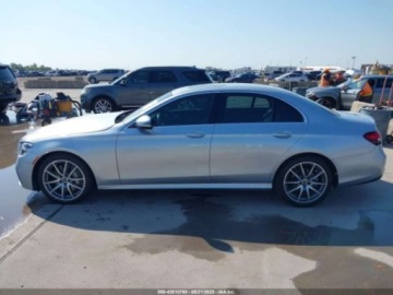 Mercedes Klasa E W213 2022 Mercedes-Benz Klasa E 350 4Matic 2022 2.0l 2.0 Benzyna 255KM, zdjęcie 2