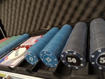 БОЛЬШОЙ НАБОР ДЛЯ ИГРЫ ПОКЕРА 500 ТОКСОВ + 2 КОЛОДЫ 5 КОСТЕЙ ТЕХАС В ЧЕМОДАНЕ HQ