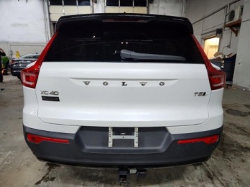 Volvo XC40 2022 Volvo XC 40 T5 R-Design 2022 2.0 Benzyna 248KM, zdjęcie 2