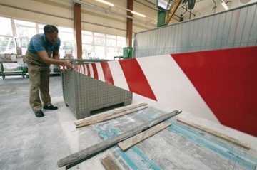 Красно-белая сигнальная лента 33м TESA 60760