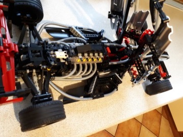 Автомобиль Формулы-1 LEGO Technic.