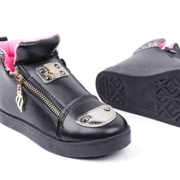 Удобные черные кроссовки на плоской подошве для девочек.