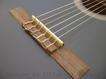 Классическая акустическая гитара 4/4, полноразмерная для обучения. Красивый, чистый звук.