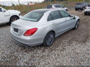 Mercedes Klasa C W205 2015 Mercedes-Benz Klasa C 2015 MERCEDES-BENZ C 300 LUXURY 4MATIC 2.0 Benzyna, zdjęcie 4