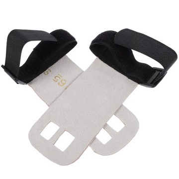 Набор гимнастических перчаток с туристическими аксессуарами.