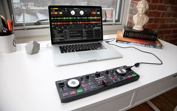 Контроллер DJ-сета Numark DJ2GO2 DJ-наушники