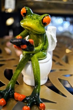 ФИГУРА ЛЯГУШКИ В ТУАЛЕТЕ СО СМАРТФОНОМ ВАННАЯ КОМНАТА