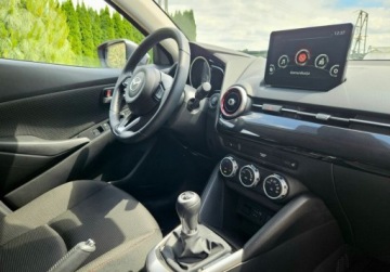Mazda 2 III Hatchback Facelifting 1.5 SKYACTIV-G M Hybrid 90KM 2023 Mazda 2 1.5 Benzyna, Niski przebieg 17 tys, Faktura, Full Opcja 1.5 90KM, zdjęcie 28