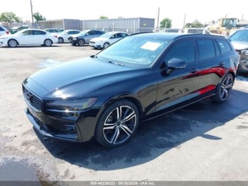 Volvo V60 II  Kombi 2.0 T5 250KM 2020 Volvo V60 2020r, R-Design, 4x4, 2.0L 2.0 Benzyna 250KM, zdjęcie 1