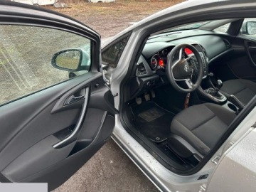 Opel Astra J Sports Tourer 1.7 CDTI ECOTEC 110KM 2011 Opel Astra 1.7 CDTI Caravan DPF Selection 110KM 2011r, zdjęcie 10