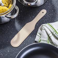 Деревянная кухонная лопатка для блинов и омлетов.