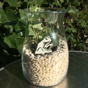 PIKA TOPPER ЛЯГУШКА ЛЕС В СТЕКЛЕ 8 СМ 1 ШТ. ДЕКОР ЦВЕТОВ