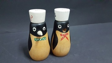 Старая деревянная полка для специй с дизайном пингвинов