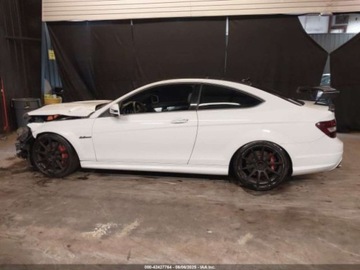 Mercedes Klasa C W205 2013 Mercedes-Benz Klasa C 63 AMG 2013 6.3l 6.3 Benzyna 451KM, zdjęcie 2