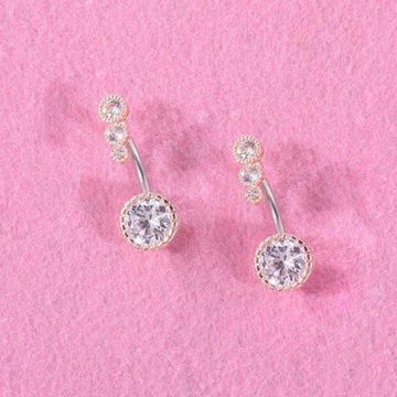 Серьга-клипса, прикрепленная к искусственному пупку.