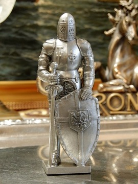 рыцарь в доспехах с мечом и щитом из жести VERONESe