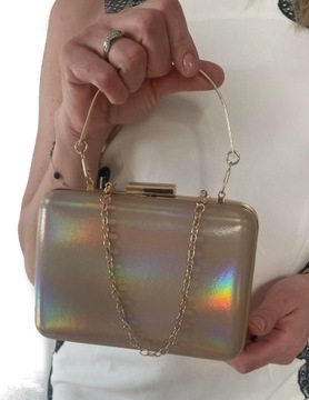 Holograficzna torebka KOPERTÓWKA z rączką karmelowy