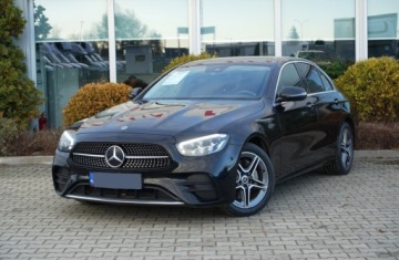 Mercedes Klasa E W213 Limuzyna Facelifting 2.0 E220d 194KM 2021 Mercedes-Benz Klasa E 4Matic Kamera Czujniki park Tempomat Asyst. mart