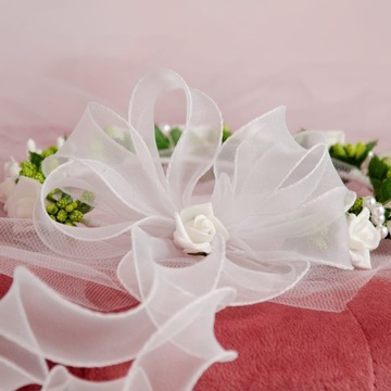 Венок для причастия в виде живых белых роз и жемчуга.