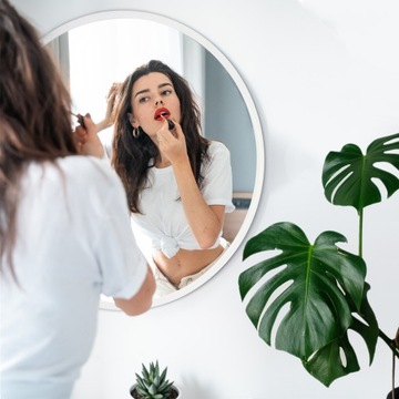 Зеркало для гостиной, висит в белой раме, 80 см