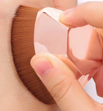 ОДИНАРНАЯ ЩЕТКА для тонального крема, очень плотная, мягкая, нет.