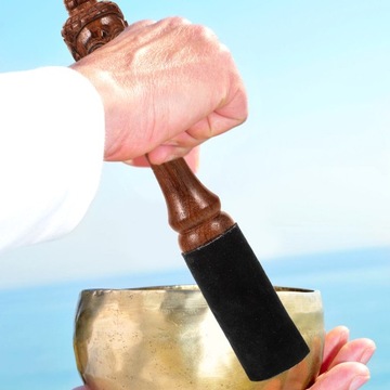 Деревянная звуковая чаша и палочка для тибетского пения.