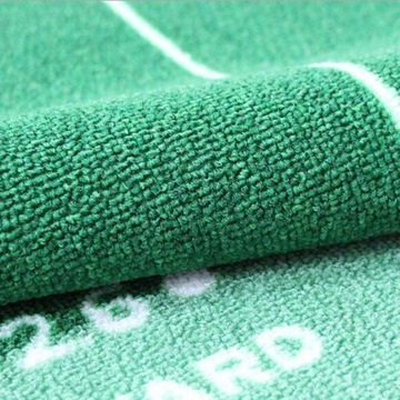 Противоскользящий коврик для гольфа из химического волокна.