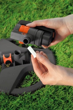 садовый разбрызгиватель для цветов черный GARDENA Aquazoom M1