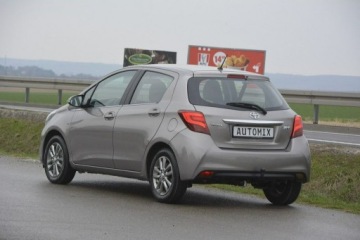 Toyota Yaris III Hatchback 5d Facelifting 1.33 Dual VVT-i 99KM 2015 Toyota Yaris 1.33 Benzyna nawi hak kamera cofania, zdjęcie 5
