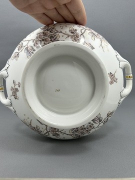 Старая ваза с цветами - фарфор.