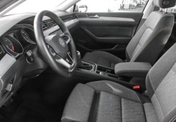 Volkswagen Passat B8 Variant Facelifting 2.0 TDI SCR 200KM 2023 Volkswagen Passat Variant 2.0TDI 200KM DSG, Business, Czujniki parkowania,, zdjęcie 9