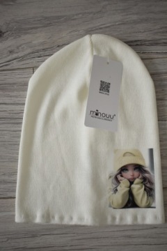 MINOUU KLASYCZNA JEDNOWARSTWOWA CZAPKA Z APLIKACJA LALKI KOLOR BIALA