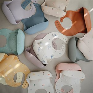 Нагрудник из силиконовой глины Mushie