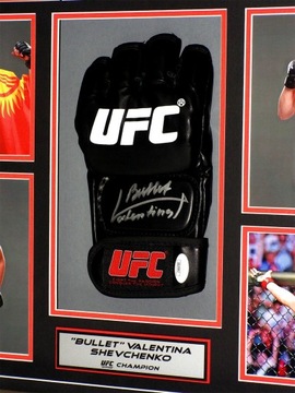 Перчатка Валентины Шевченко с автографом легенды UFC в красивой рамке ХИТ