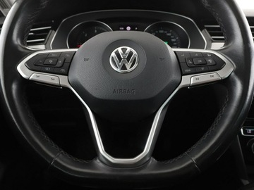 Volkswagen Passat B8 Variant 2.0 TDI BlueMotion SCR 150KM 2019 Volkswagen Passat navi czujniki parkowania, zdjęcie 20