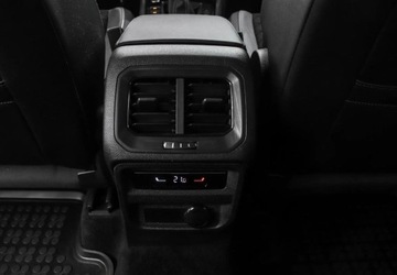 Volkswagen Tiguan II SUV Facelifting 2.0 TDI 200KM 2022 Volkswagen Tiguan 2.0 TDI 200KM R-Line 4Motion DSG Kamery 360 stopni Harma, zdjęcie 13