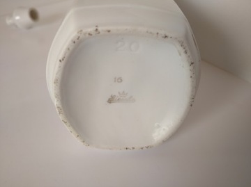 Необычный традиционный фарфоровый кувшин для оливкового масла с пробкой.