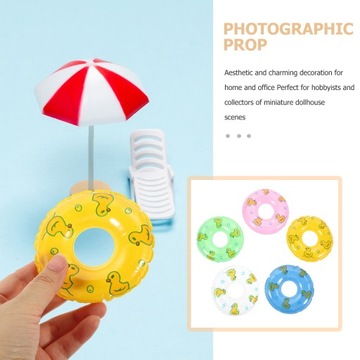 Мини-кольцо для плавания украшено небольшими аксессуарами.